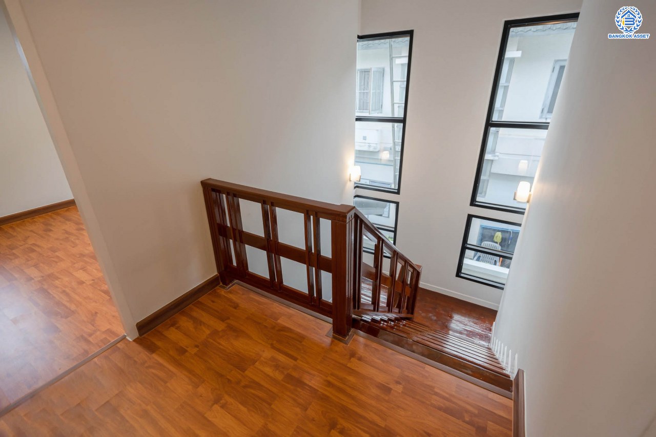 บ้านมือสองตกแต่งใหม่ ม.เนเบอร์โฮม วัชรพล เนื้อที่ 68 ตร.ว. ฟังก์ชัน 3 ห้องนอน 4 ห้องน้ำ 1 ห้องแม่บ้าน จอดรถได้ 2 คัน บนทำเลเชื่อมต่อหลายเส้นทาง ทั้ง ถนนสุขาภิบาล5 ถนนสายไหม และถนนรามอินทรา ใกล้ทางด่วน "ฉลองรัช" และรถไฟฟ้าสายสีเขียว "สถานีสายหยุด"